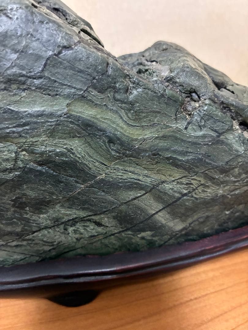 北海道神居古潭石Ｔ　輝緑　木製台座付き　大幅お値下げ‼️