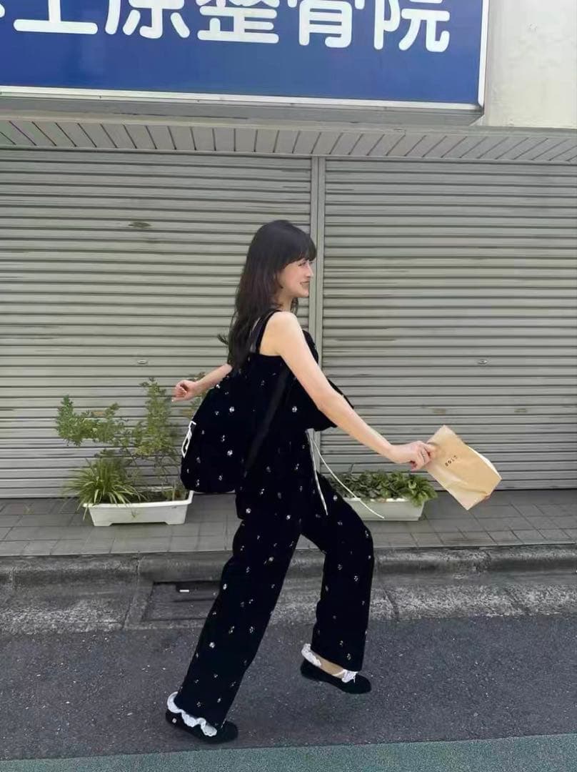 Bibiy. ブラック フラワー刺繍 トップス