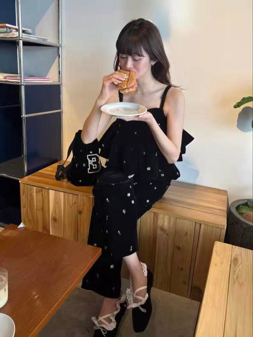 Bibiy. ブラック フラワー刺繍 トップス