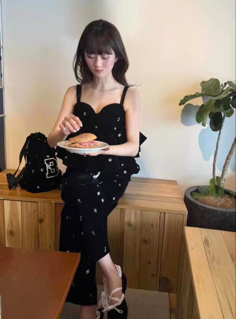 Bibiy. ブラック フラワー刺繍 トップス