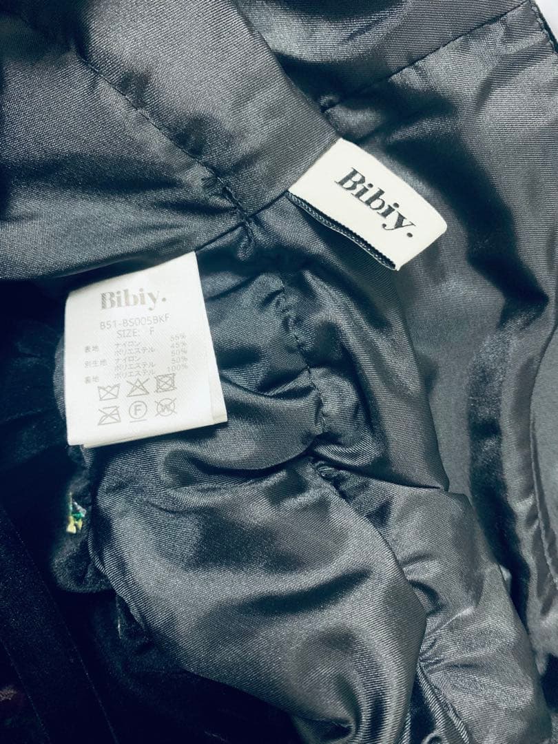 Bibiy. ブラック フラワー刺繍 トップス