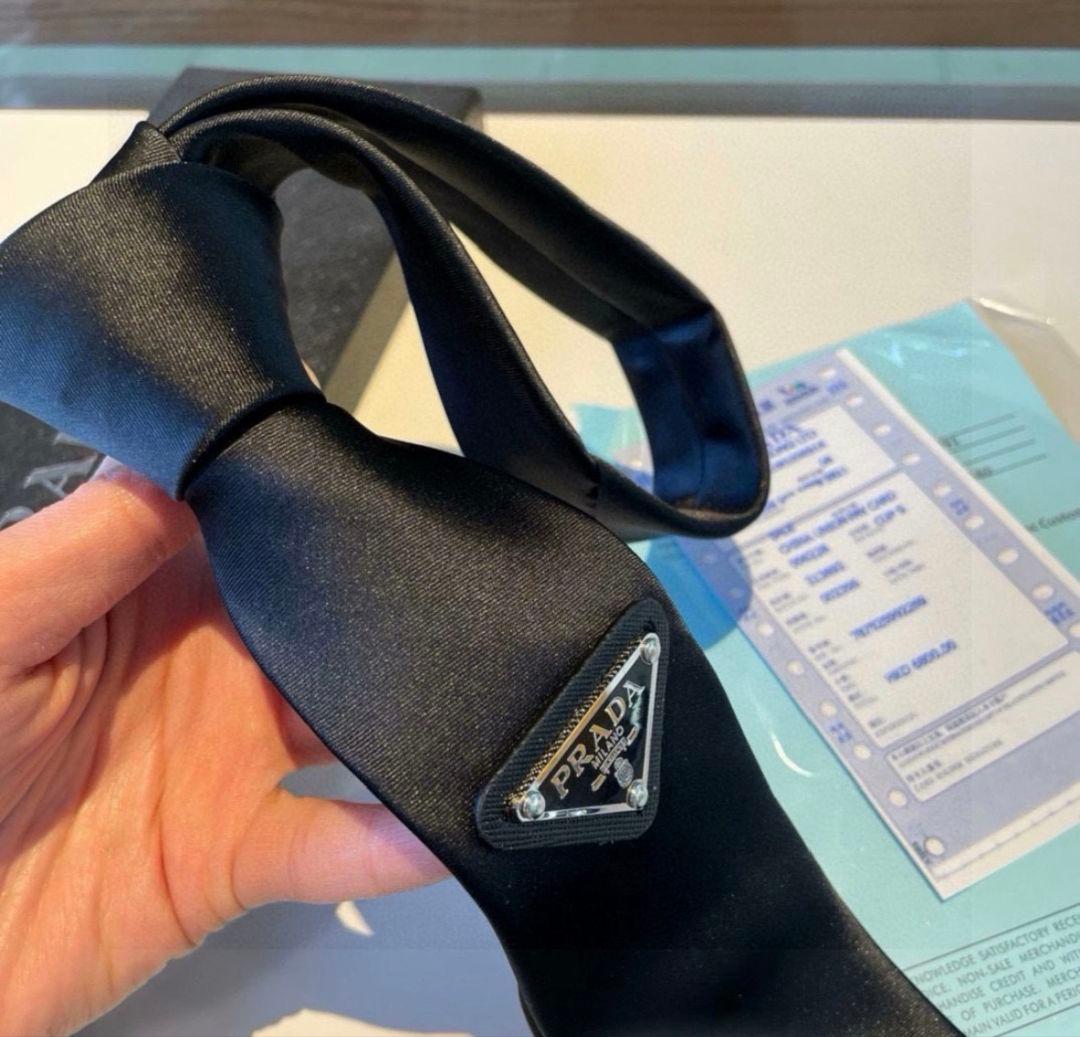 にゃんちゅう様PRADA ネクタイ シルク ブラック 箱付き