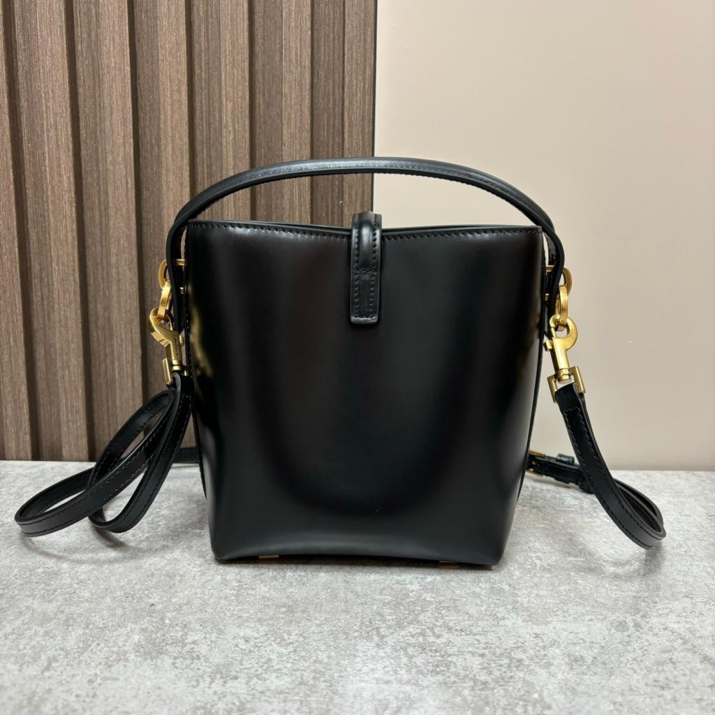 未使用 保管品！YSLレザー　肩掛け　ショルダーバッグ