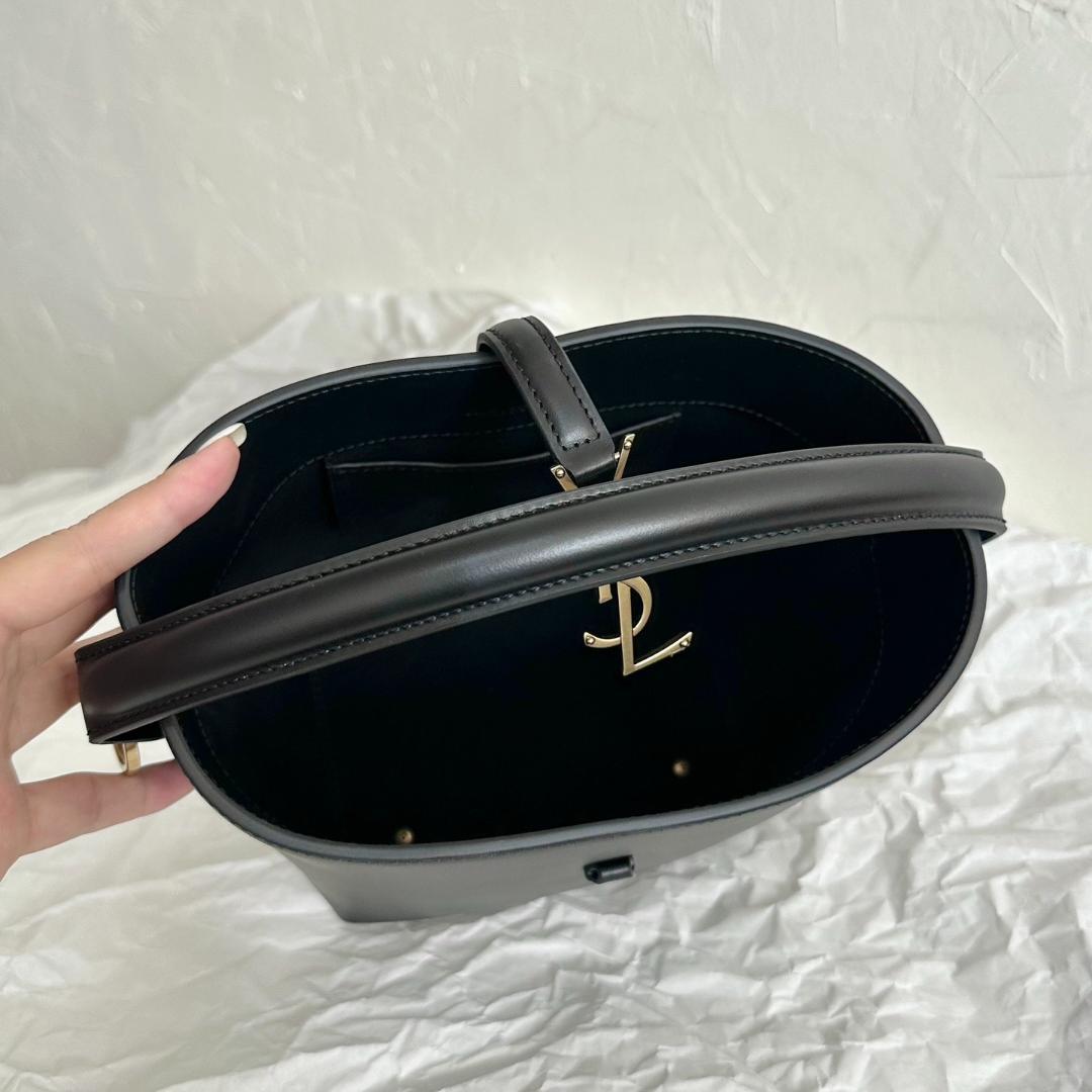 未使用 保管品！YSLレザー　肩掛け　ショルダーバッグ