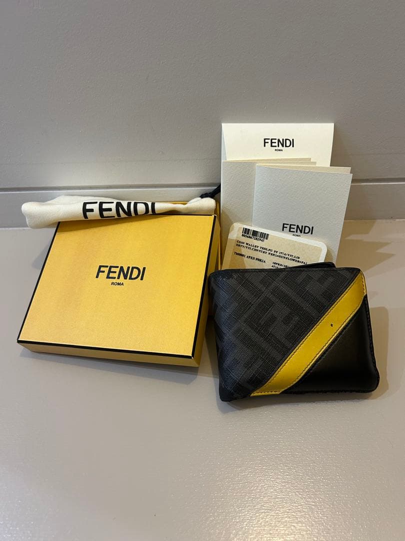 【特価】【正規品】FENDI 二つ折り財布 ブラック/イエロー