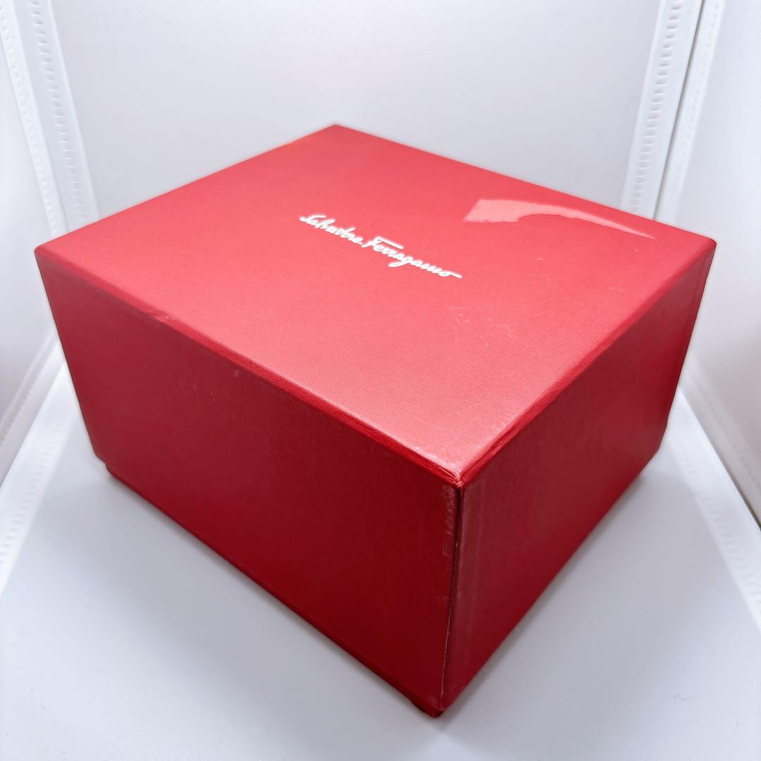 447 サルヴァトーレフェラガモ　シェル　ダイヤベゼル　ラウンド　腕時計