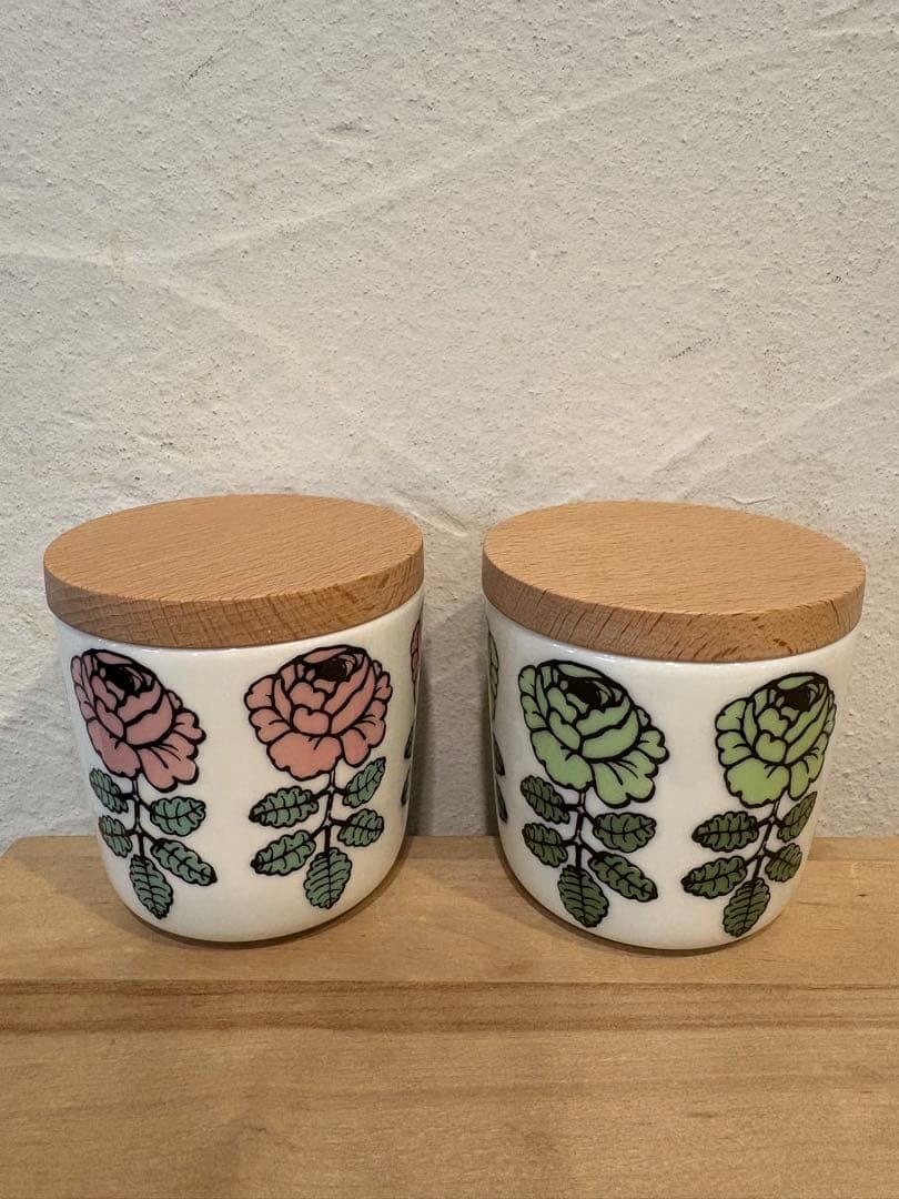 マリメッコ　ラテマグ　ヴィヒキルース　木蓋付き　ピンク&緑　2個セット