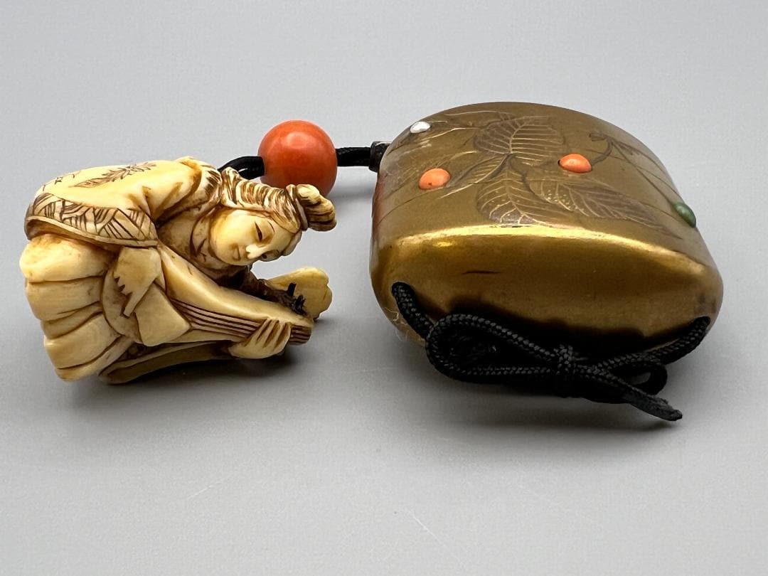 蒔絵三段印籠 在銘 花草蒔絵 金梨地 珊瑚翡翠真珠象嵌 牙根付 本珊瑚 緒締