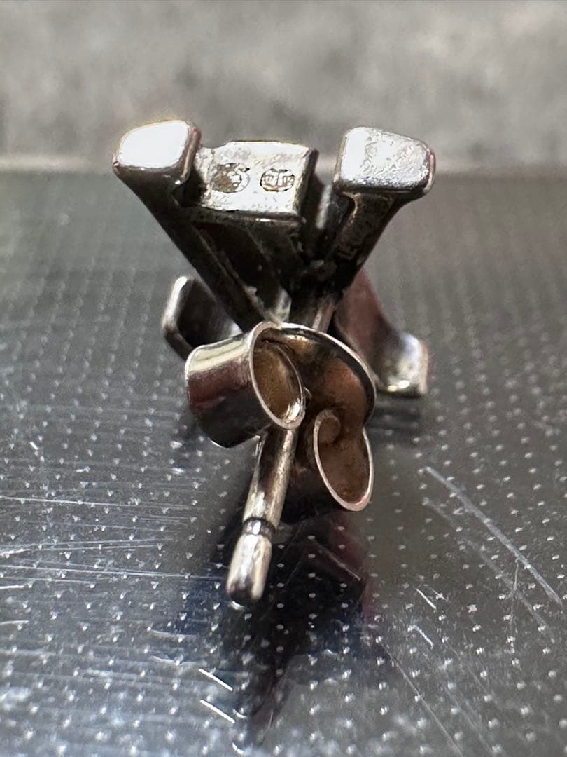 LOUIS VUITTON LVロゴピアス(片耳用)