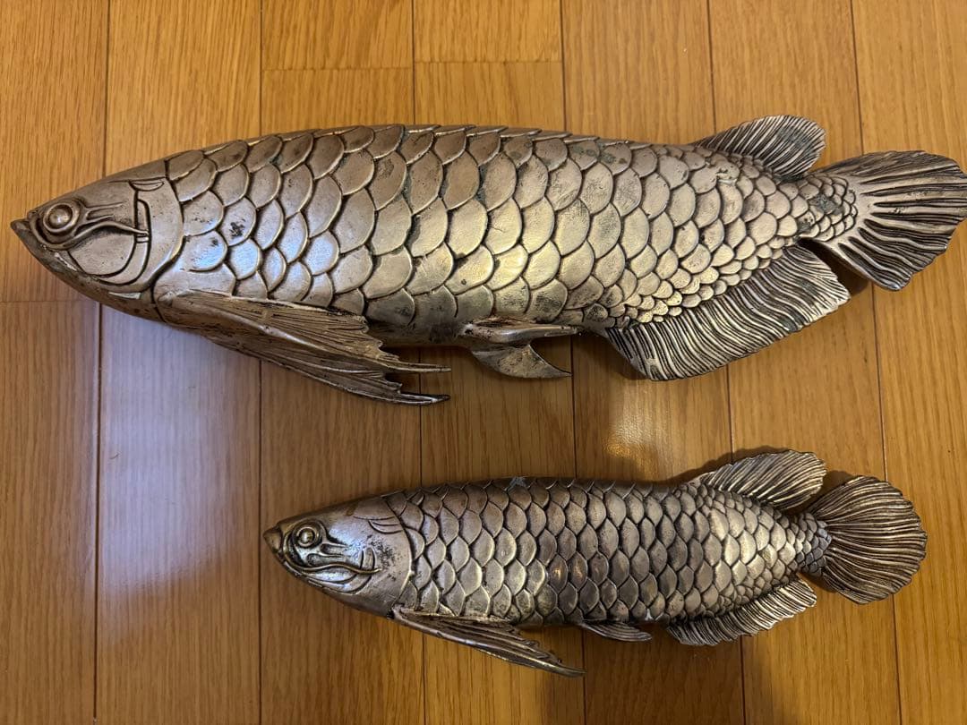 アロワナ（龍魚）の金属製の置物　2体セット