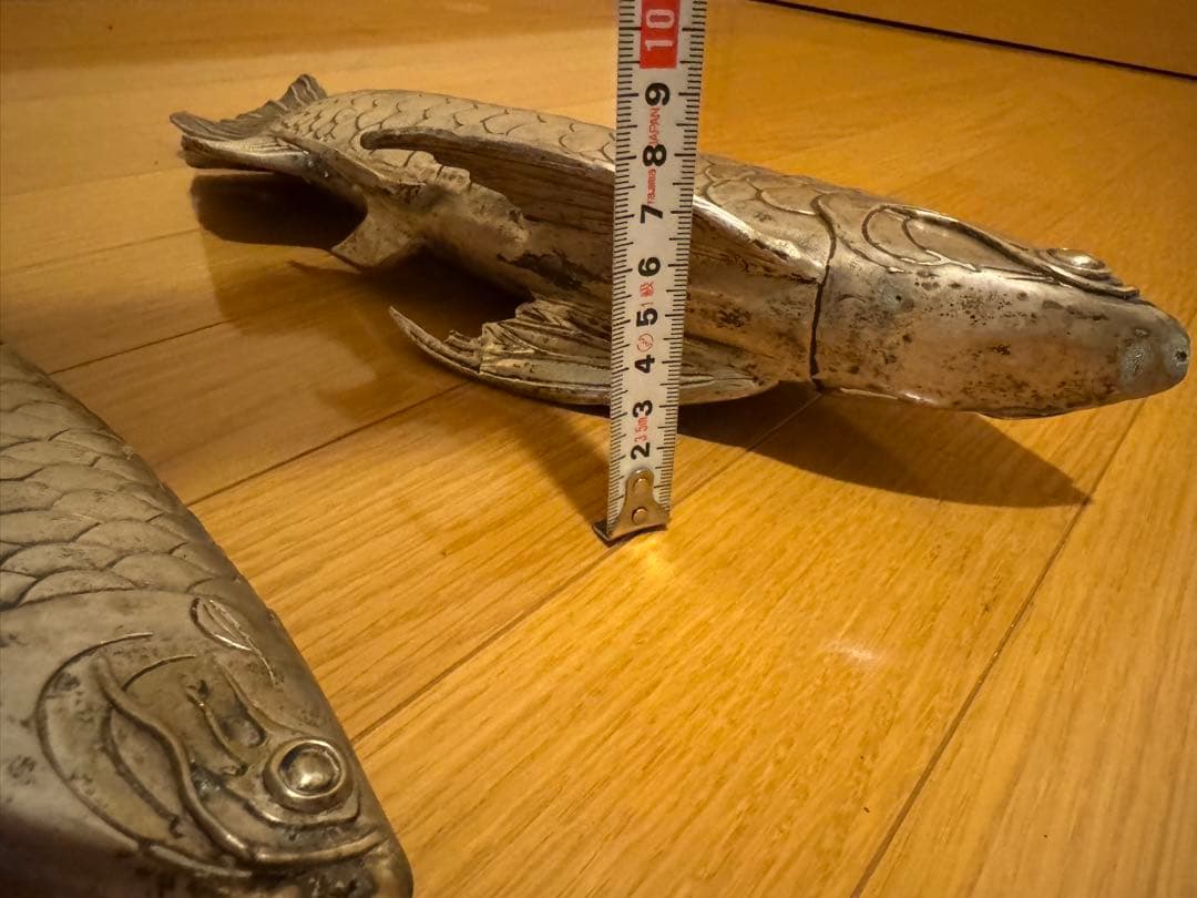 アロワナ（龍魚）の金属製の置物　2体セット