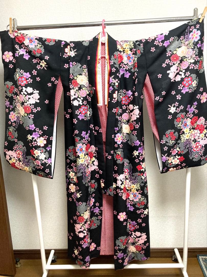 伝統的な黒色花柄着物　七五三7歳女児着物＆長襦袢半衿付き花柄　小花古典レトロ風