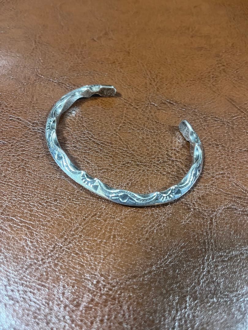 シルバー 波状彫刻 バングル　レイアダカイRAY ADAKAI