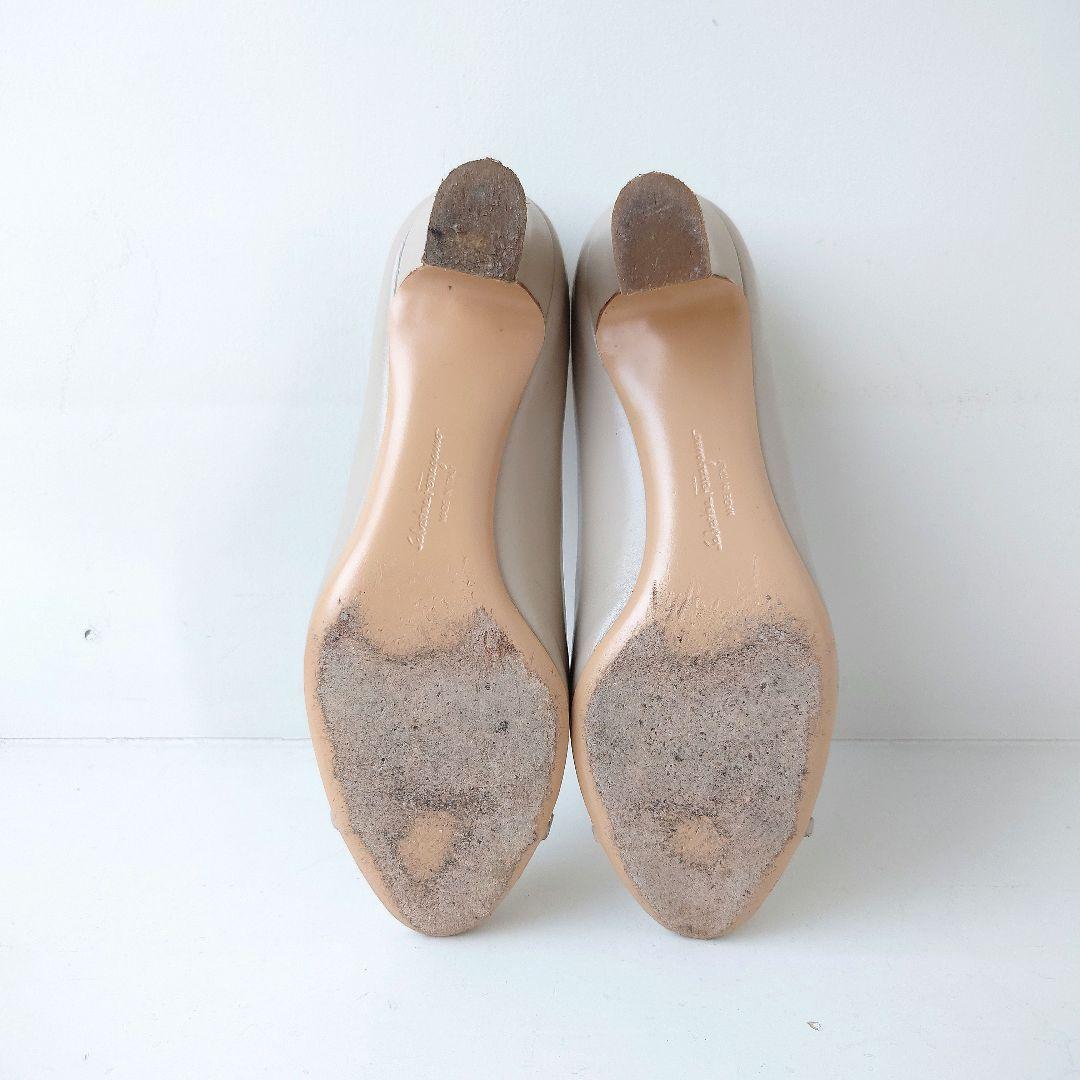 【美品】 フェラガモ パンプス 本革 エナメル ベージュ 22cm