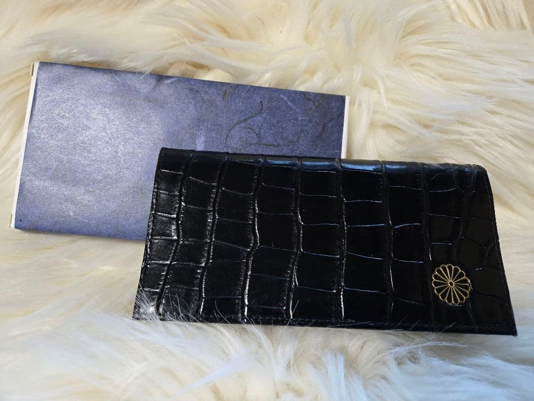 皇居限定のクロコダイル型押し長財布。