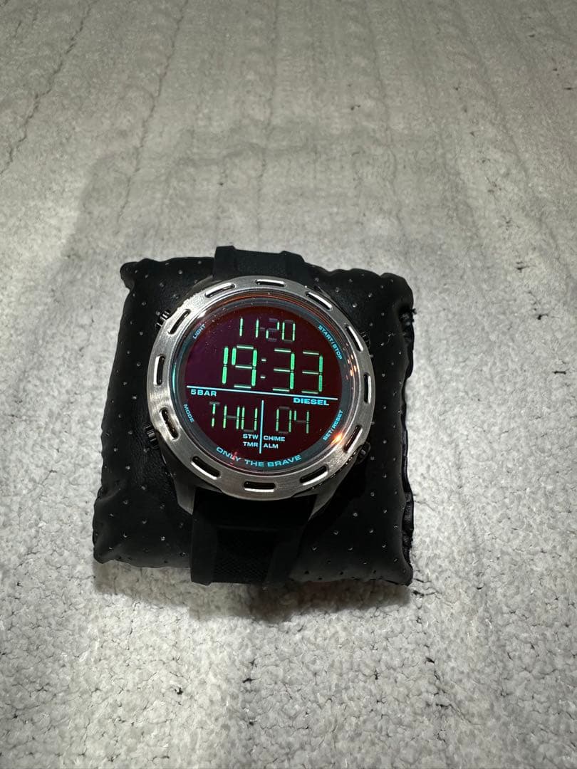 DIESELデジタル時計 シルバー ブラック