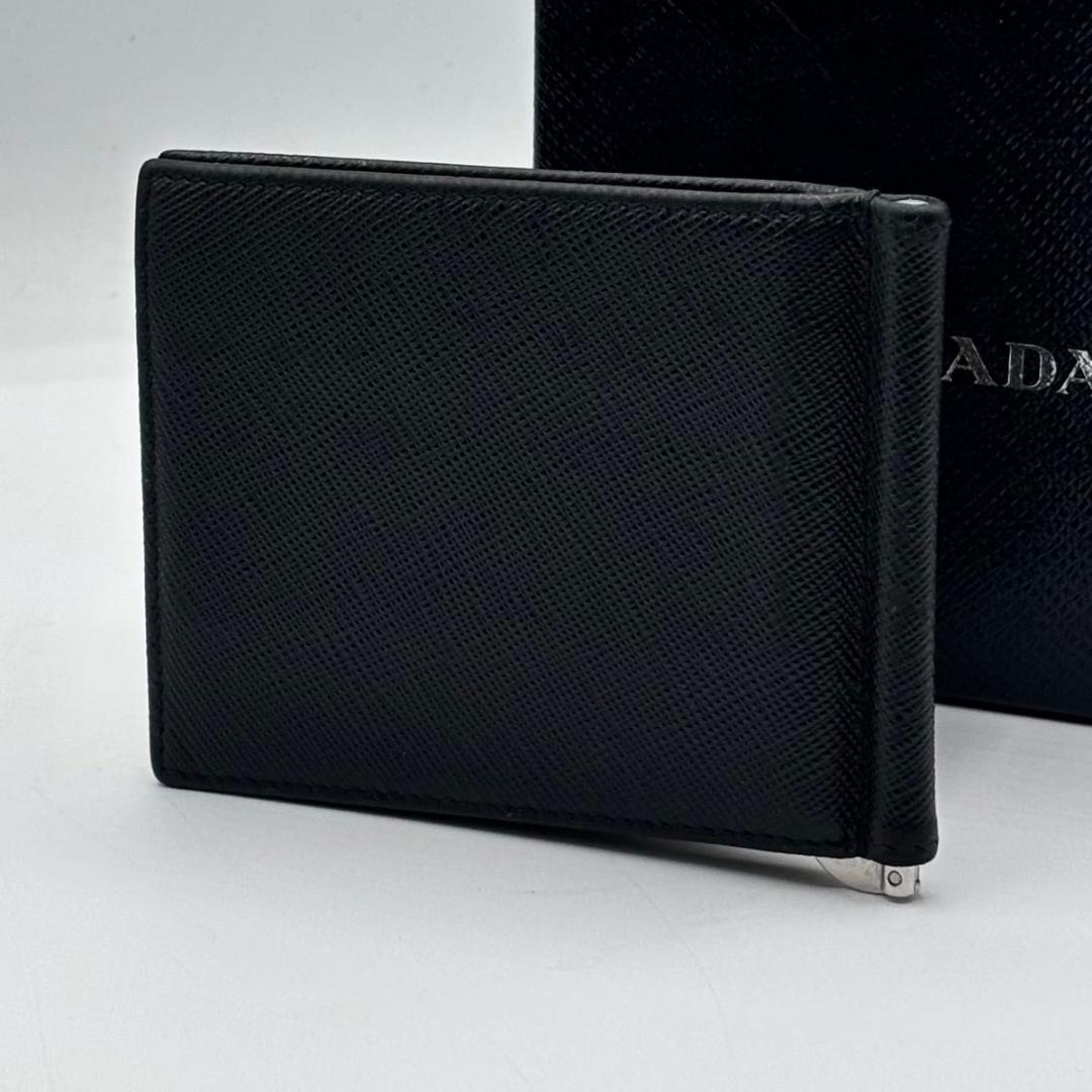 新品に近い プラダ 現行 マネークリップ サフィアーノ 三角プレート 黒