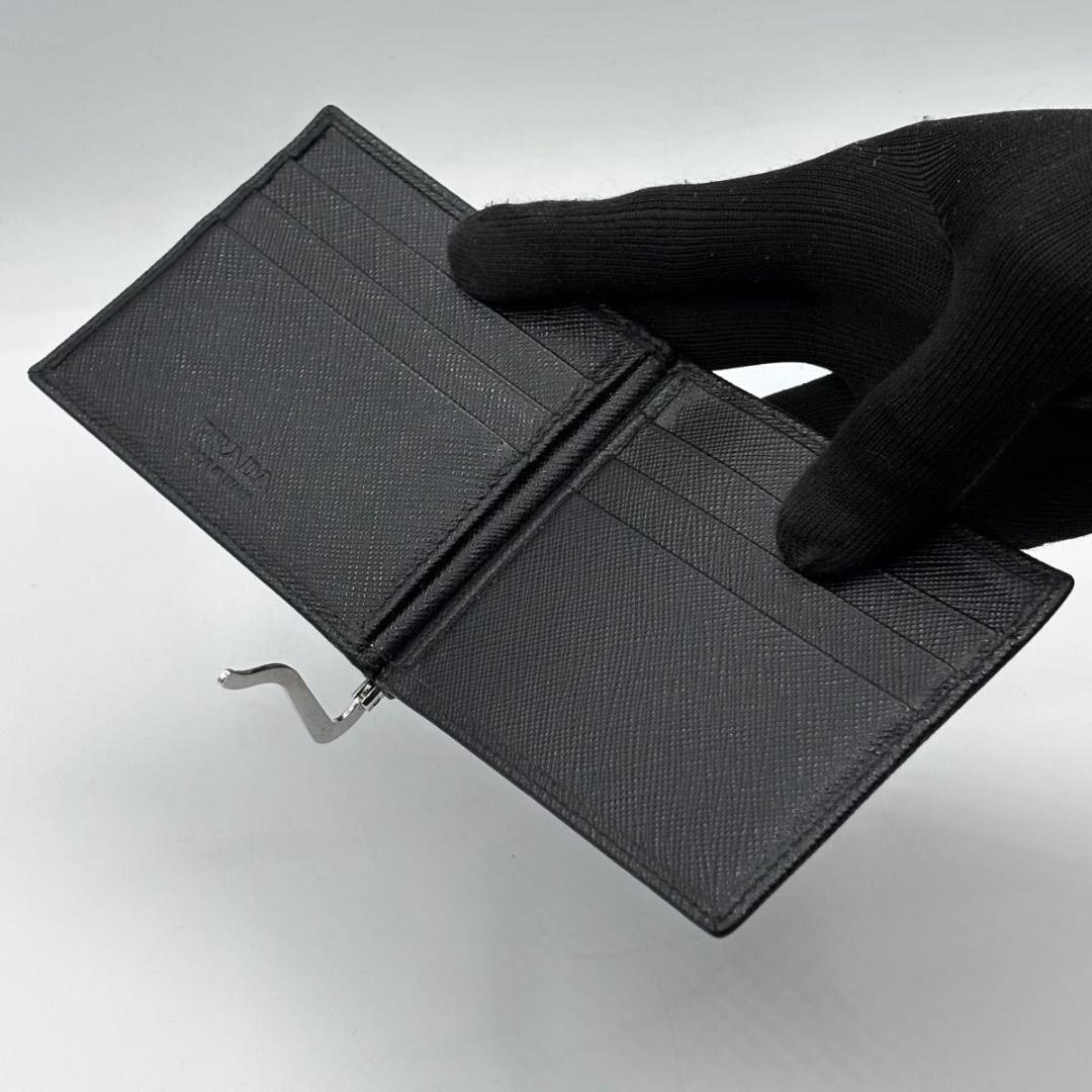 新品に近い プラダ 現行 マネークリップ サフィアーノ 三角プレート 黒