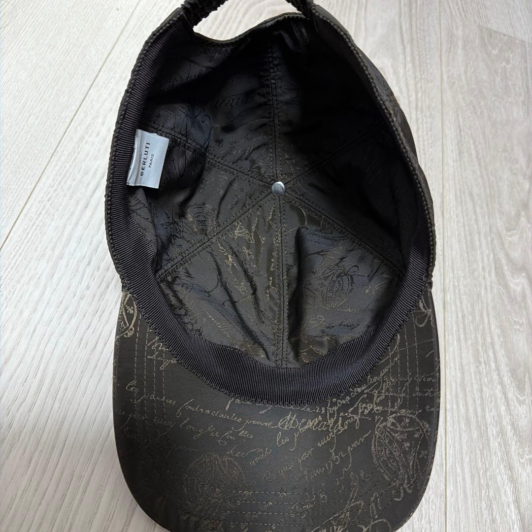BERLUTI ブラック 文字柄 キャップ