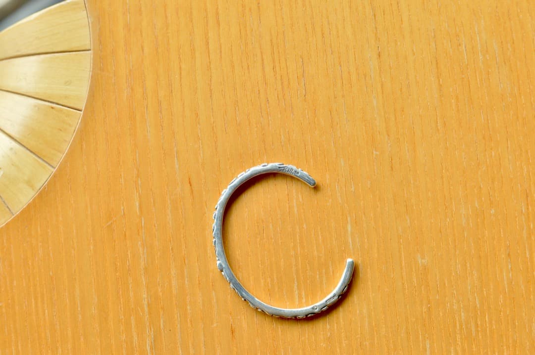 （レオナルド）ビルウォールレザー シン クロス バングル BEAMS M