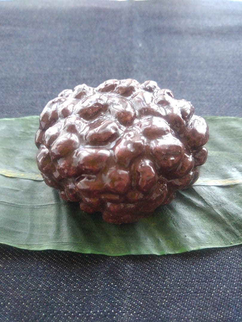 木彫りのおはぎと熊笹（実物大）
