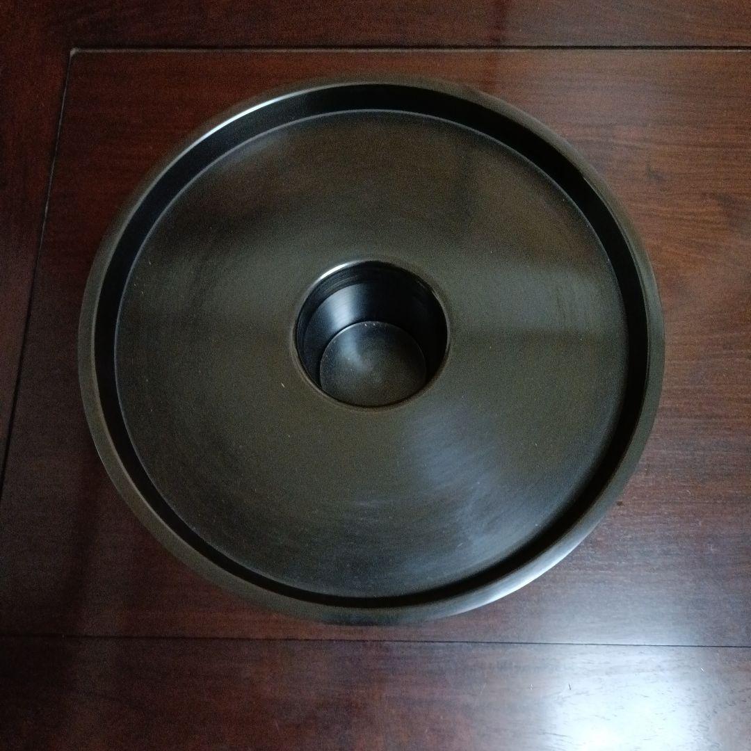 黒い金属製花器 薄瑞　彫刻デザイン