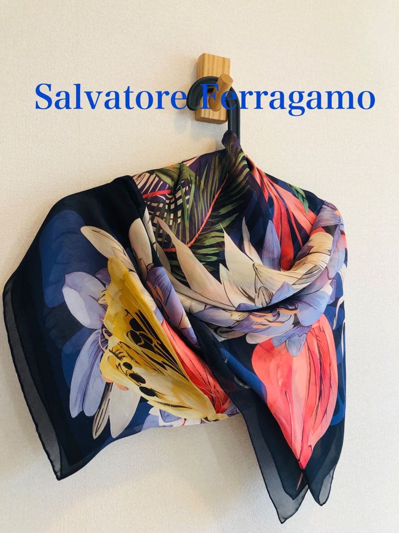 Salvatore Ferragamoサルヴァトーレフェラガモシルクスカーフ大判