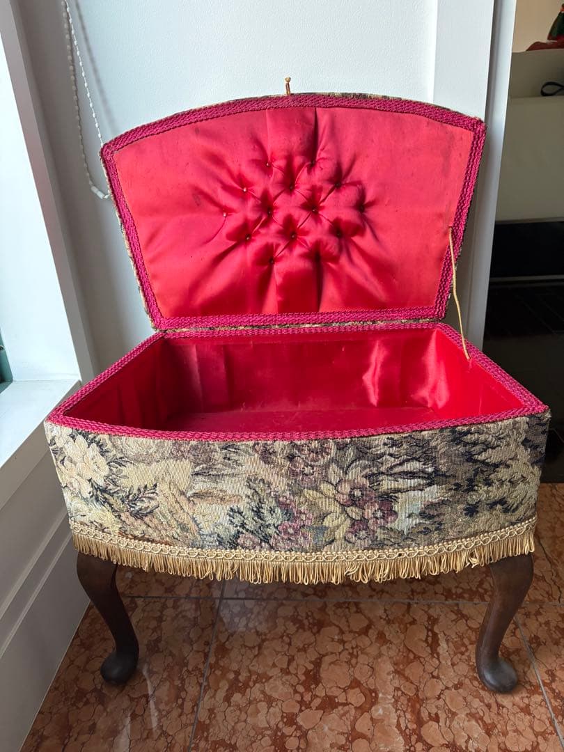 ✴︎イギリスヴィンテージ ソーイングボックス✴︎ 収納に ゴブラン織 木製 猫脚