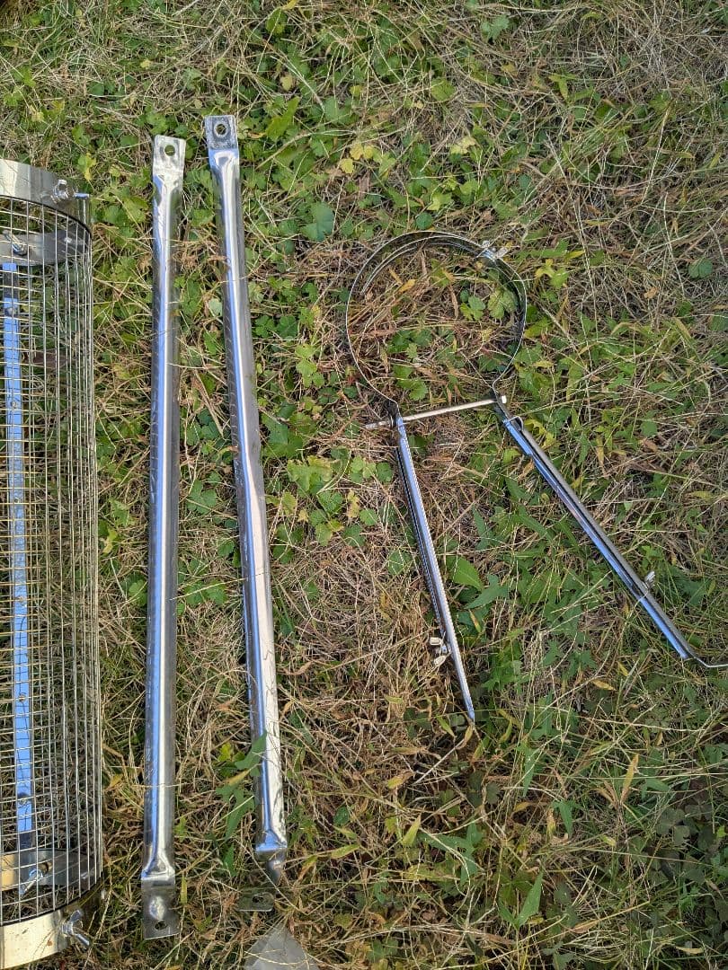 薪ストーブ　別売り煙突、煙突プロテクター、煙突スタンド付き　※脚欠品