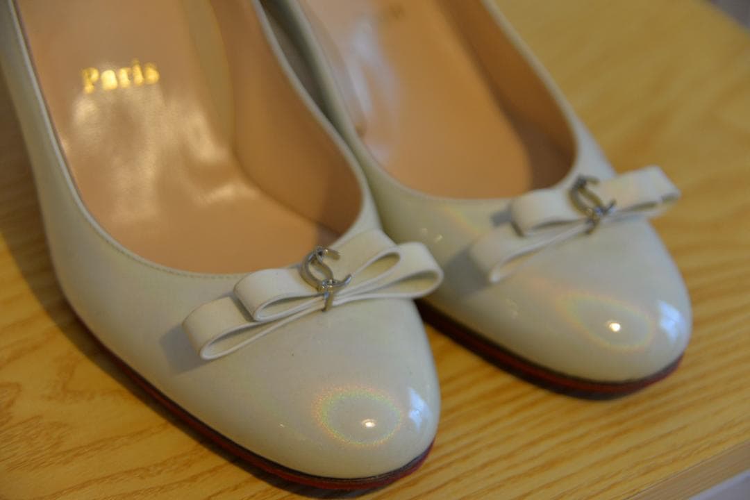 Christian Louboutin アイボリー リボンパンプス
