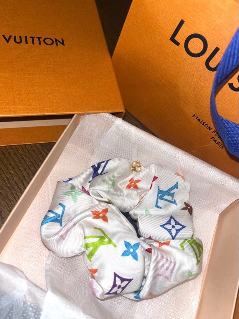 Louis Vuitton x Murakami シルクシュシュ