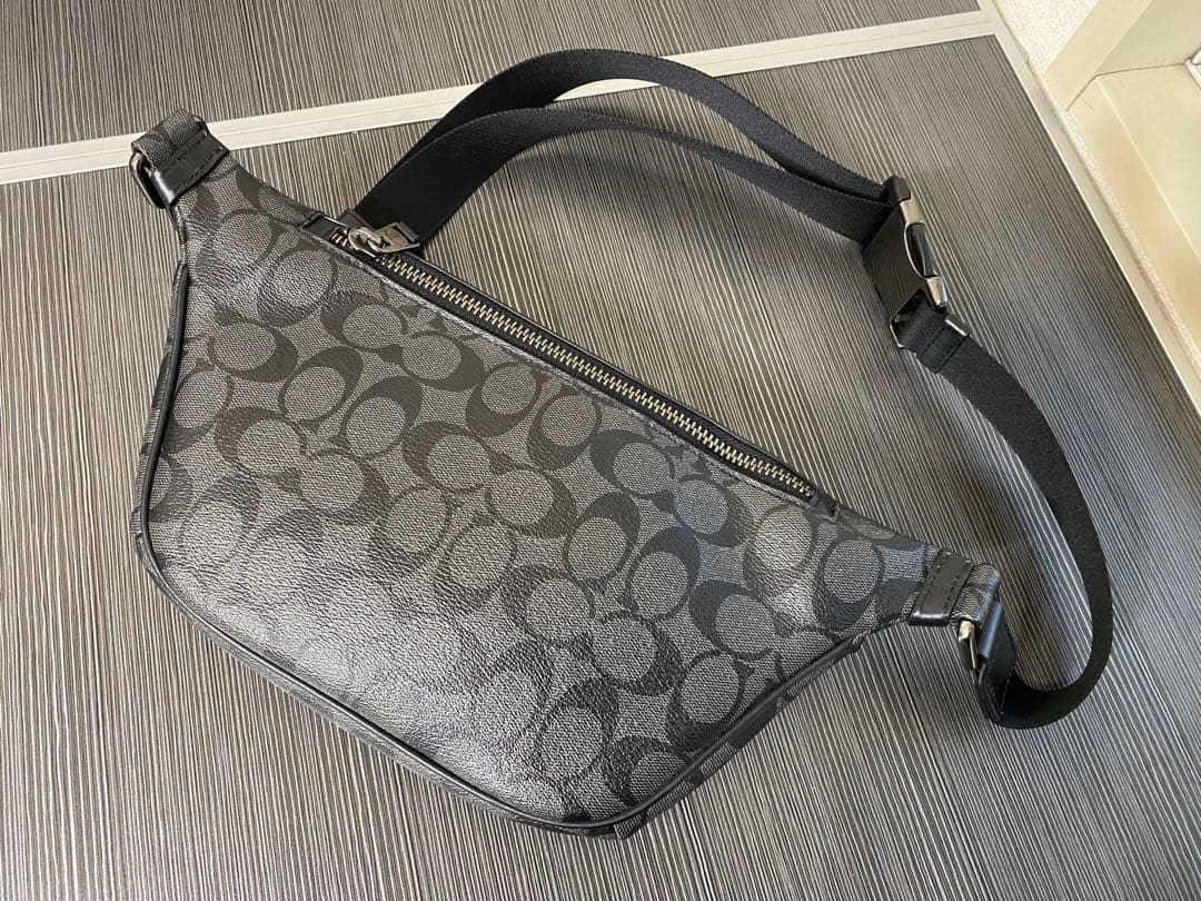【綺麗】　COACH ブラック ボディバッグ
