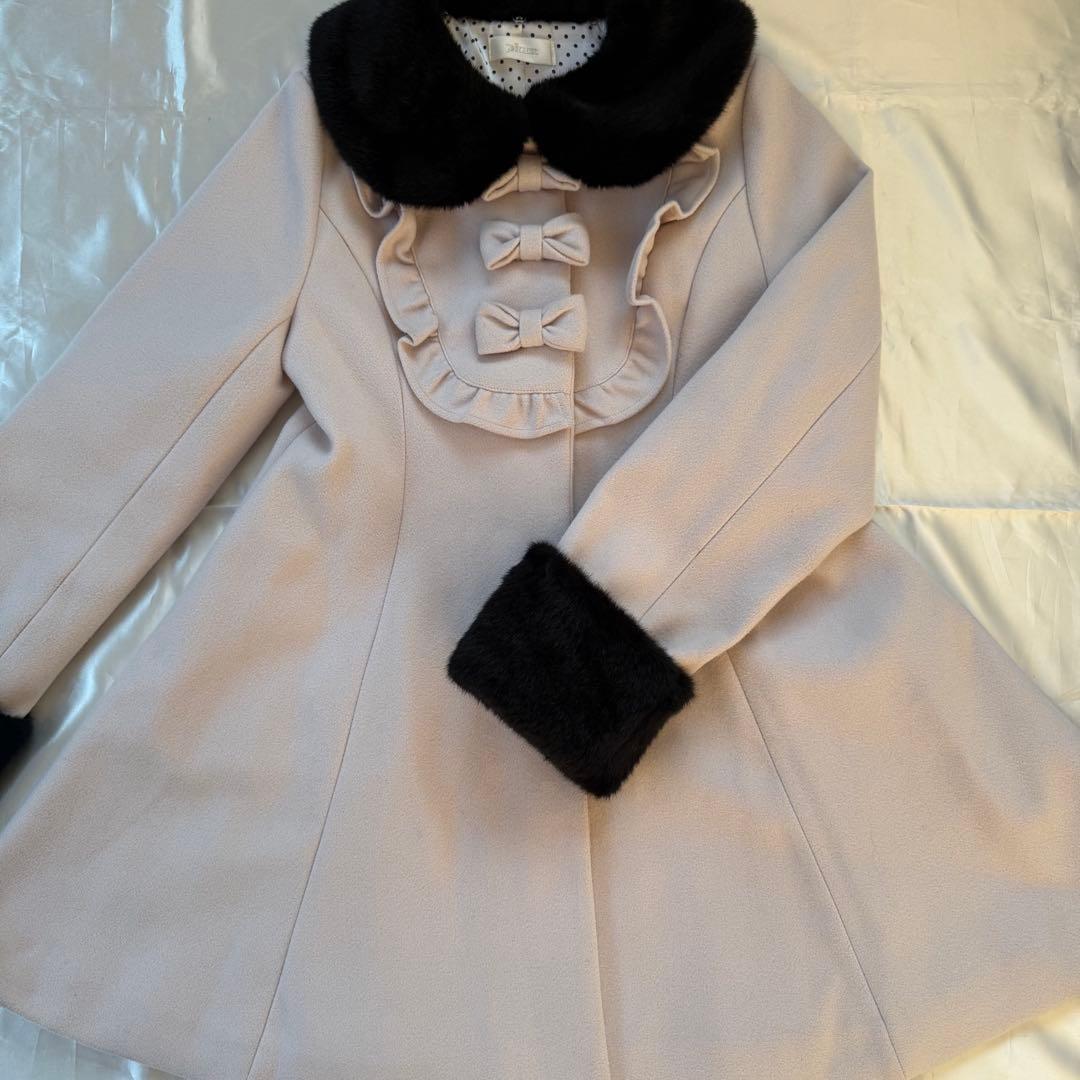 pium ヨークフリルリボンドーリーコート ピンク×ブラック