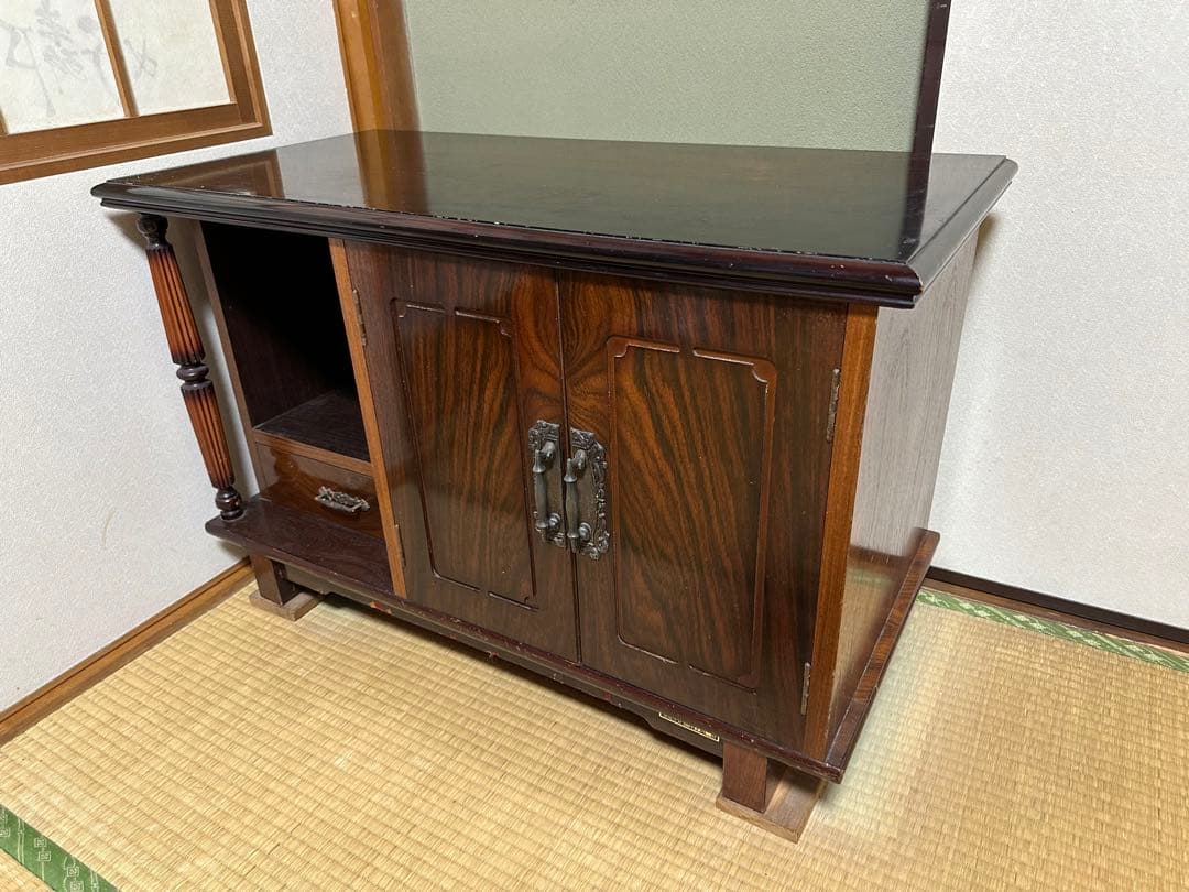 昭和レトロな高級ヴィンテージ・キャビネット。木目と質感が魅力です。（金庫つき）