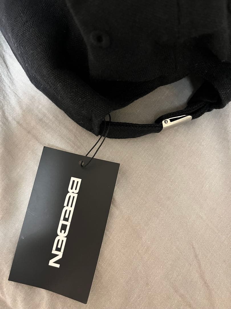 BEEDEN ストーン付き黒キャップ