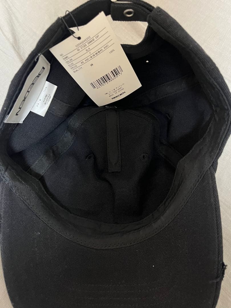 BEEDEN ストーン付き黒キャップ