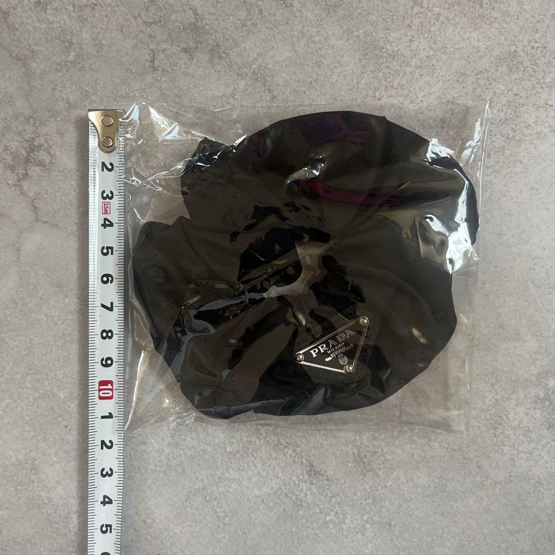 【新品未開封】PRADA プラダ シュシュ 黒 三角ロゴプレート