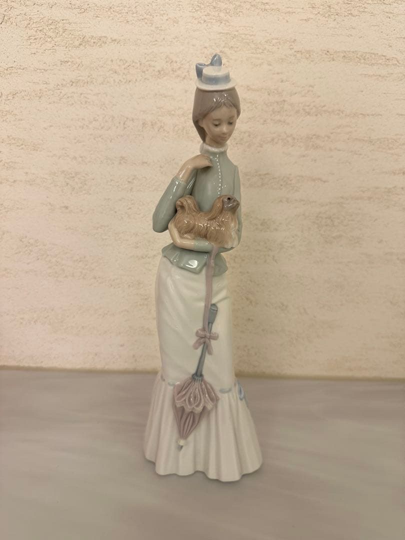 リヤドロ　LLADRO 置物　仔犬を抱く貴婦人