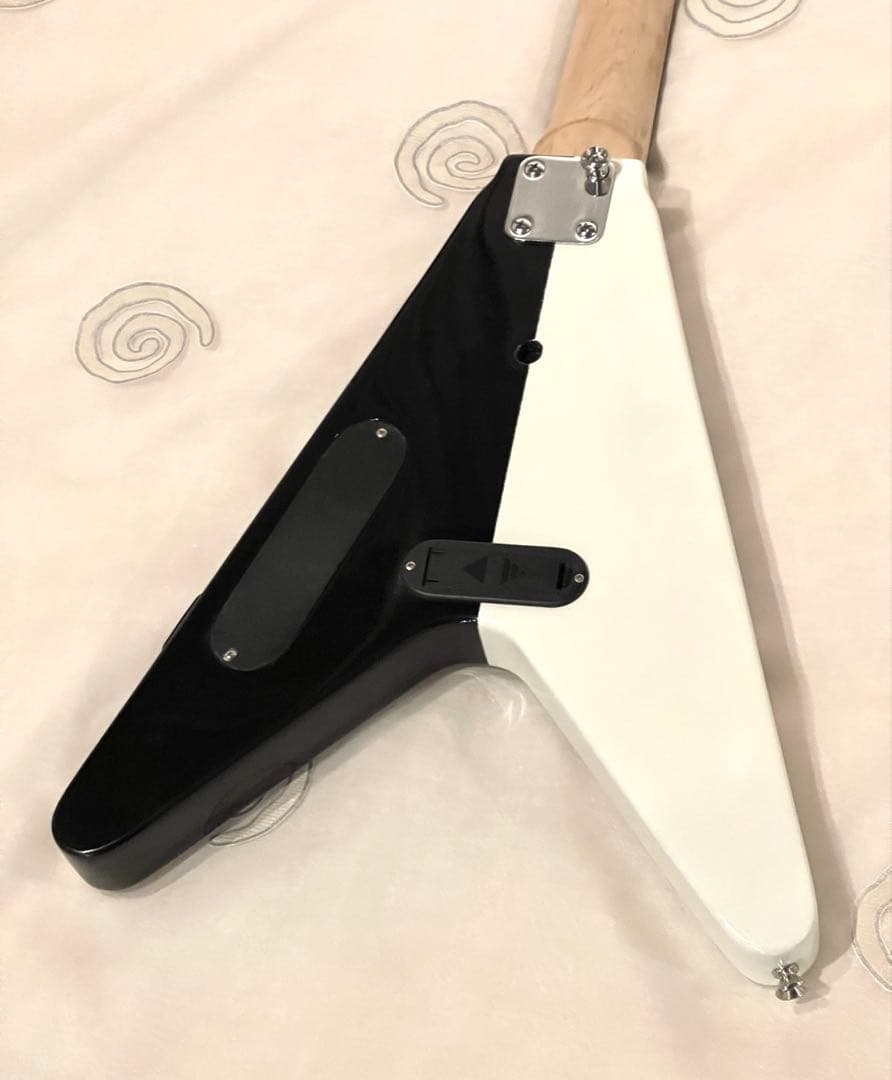 ‪·͜· 　K-garage Junior アンプ内蔵 ミニギターV型 白黒