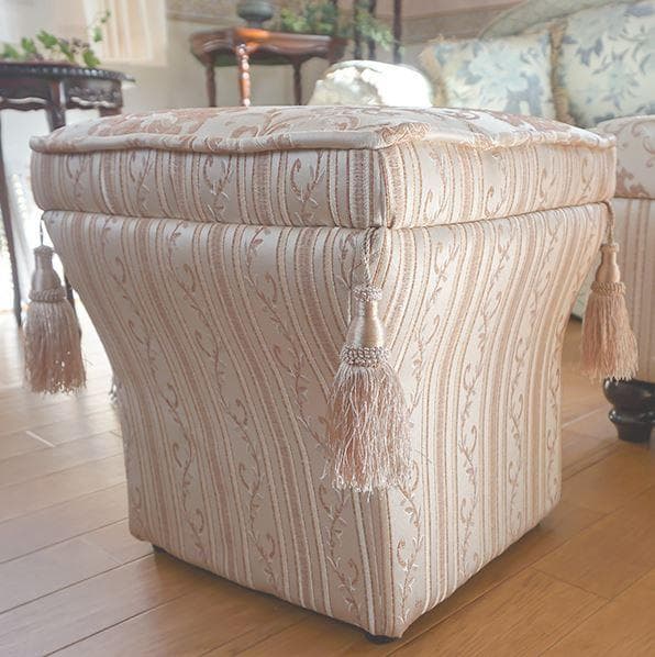 お値下げ！　タッセル付き　フラワーパターン　ファブリック　スツール　ゴールド