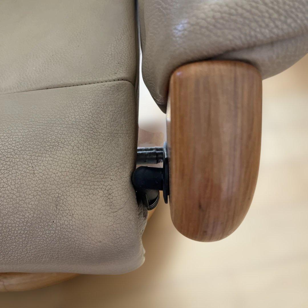 シモンズ　ベージュ レザー リクライニングチェア