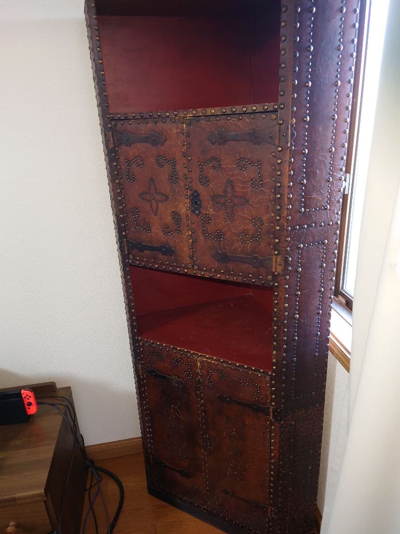 スペイン風鋲打ちアンティーク家具(コーナーキャビネット)