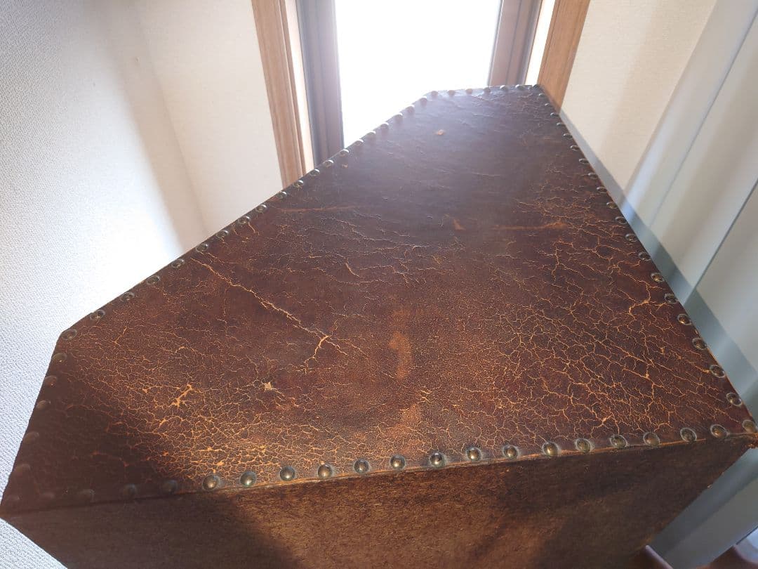 スペイン風鋲打ちアンティーク家具(コーナーキャビネット)