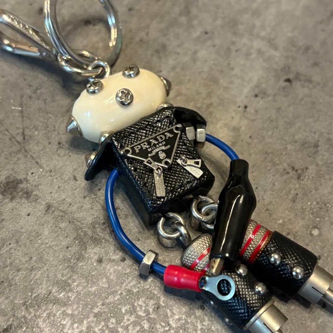 プラダ　ロボットキーホルダー　エドワード　三角プレート
