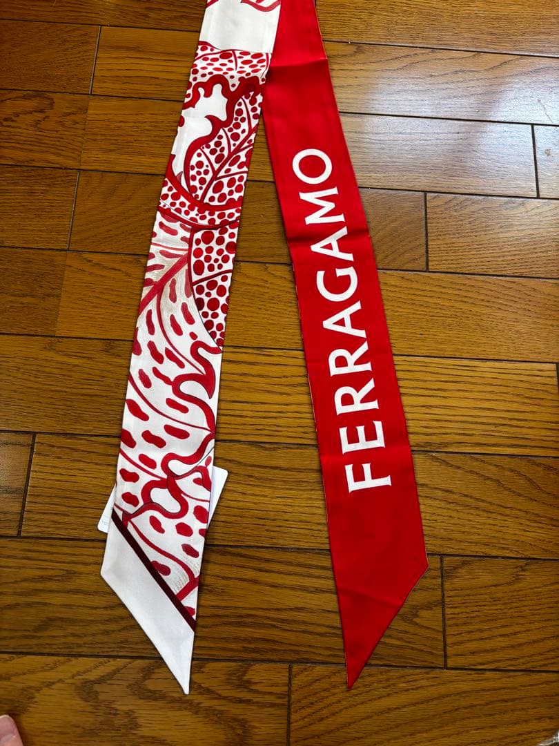 【新品未使用】FERRAGAMO 花柄スカーフ バンドゥ赤②