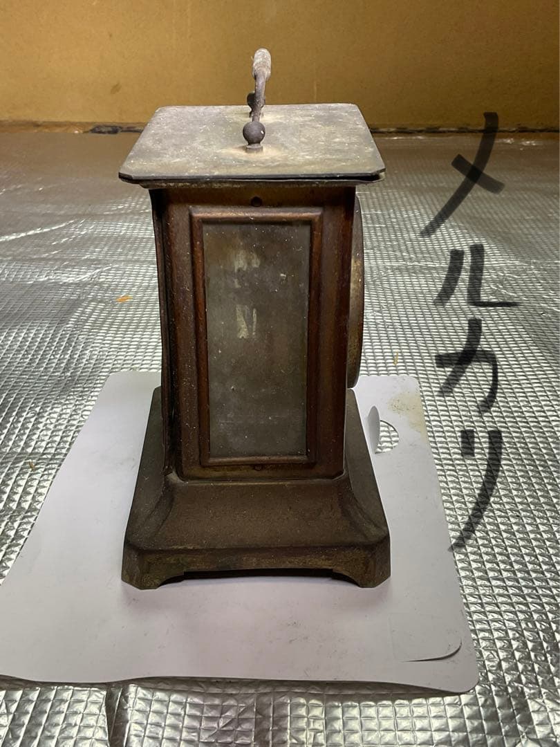 小さなブリキの古時計。社名不明？ゼンマイ欠品。【不動品　インテリアに最適です】。