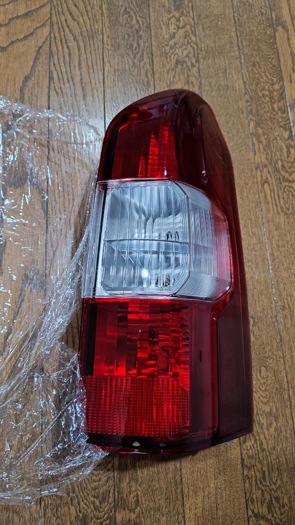 【新品未使用】サクシード プロボックス テールランプ 右側単品 R
