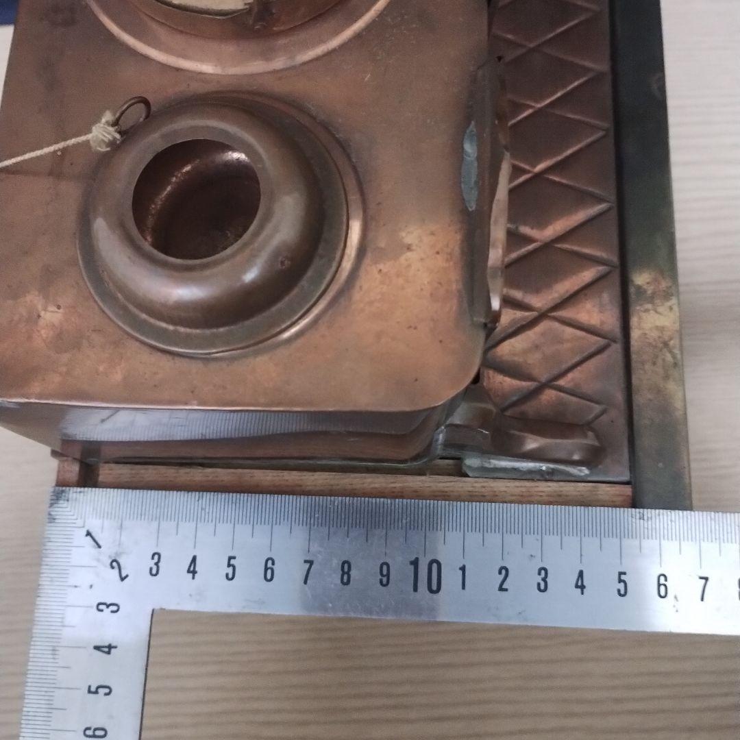 伝統的な雛人形飾り 銅と木製