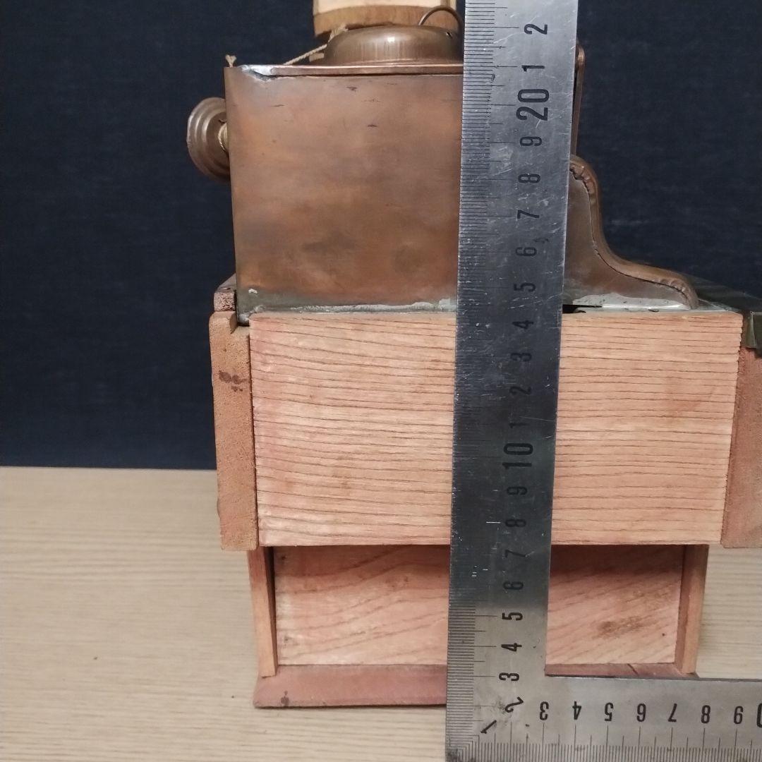 伝統的な雛人形飾り 銅と木製