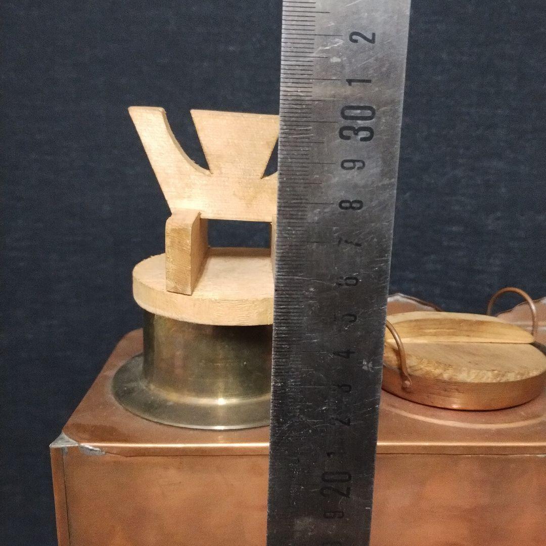 伝統的な雛人形飾り 銅と木製